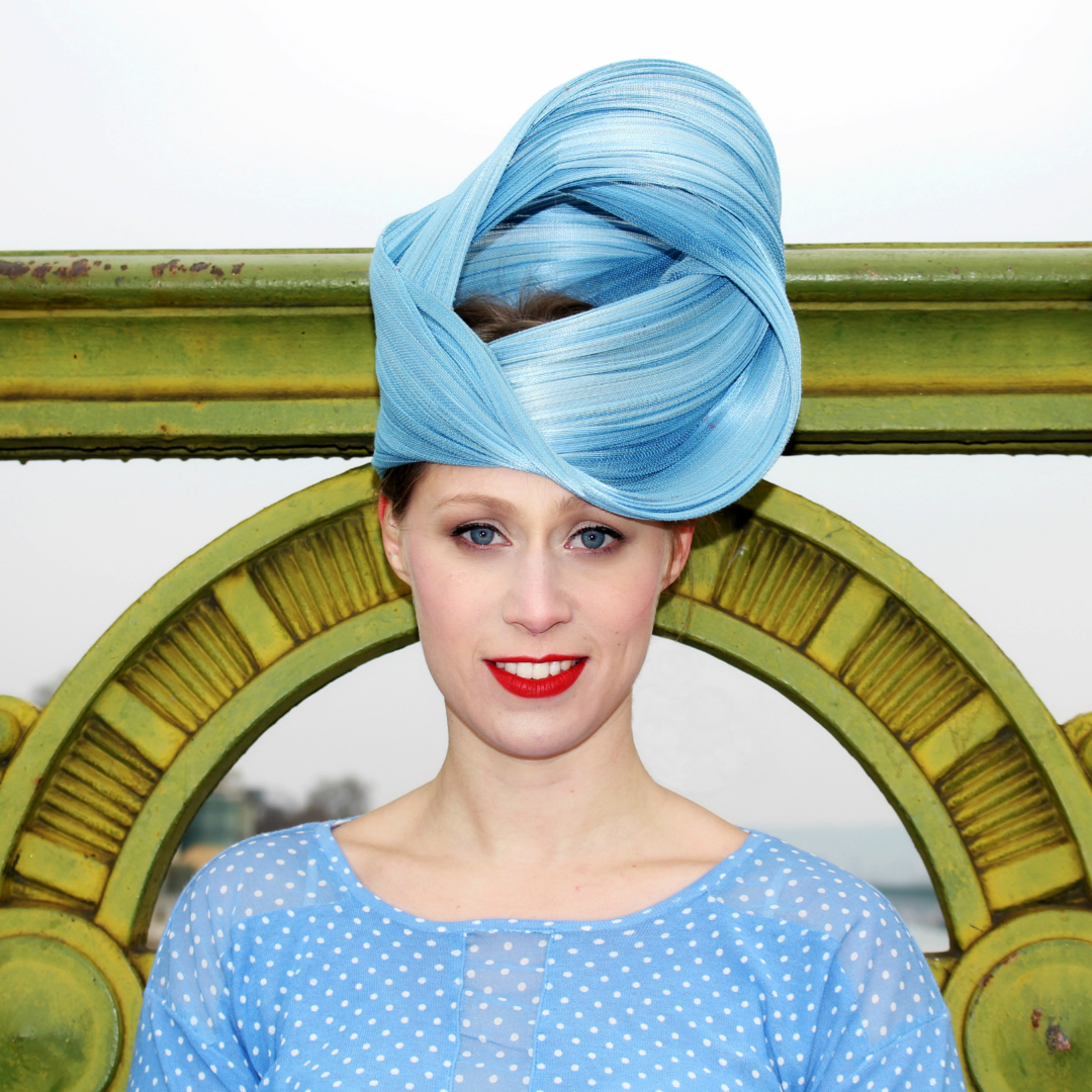 chapeau de ceremonie bleu