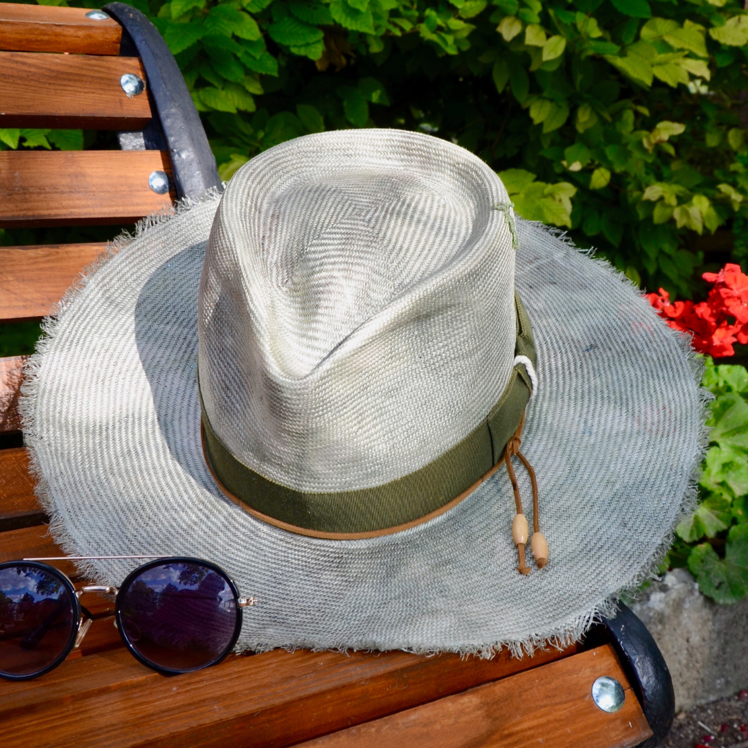 chapeau vert bouteille olive